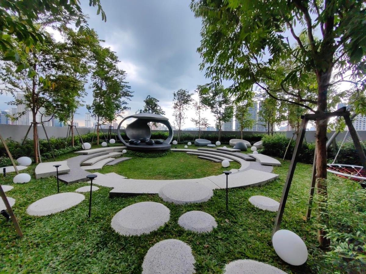 Scarletz Suites At Klcc By Veedu Hauz Kuala Lumpur Exterior foto